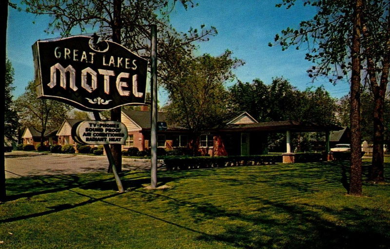 Great Lakes Motel - Vintage Postcard